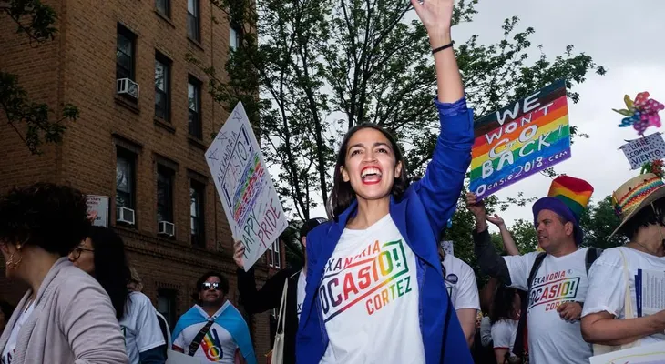 Una latina socialista democrática de 28 años derrota a un veterano congresista de Nueva York