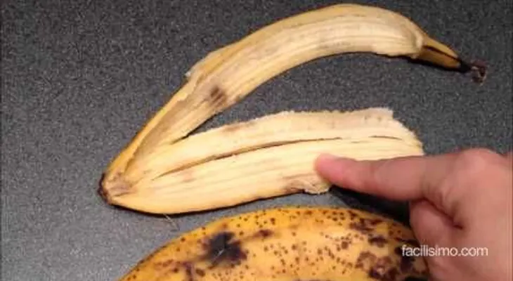 Con la cáscara de plátano o guineo puede limpiar tus dientes y prevenir arrugas (VIDEO)