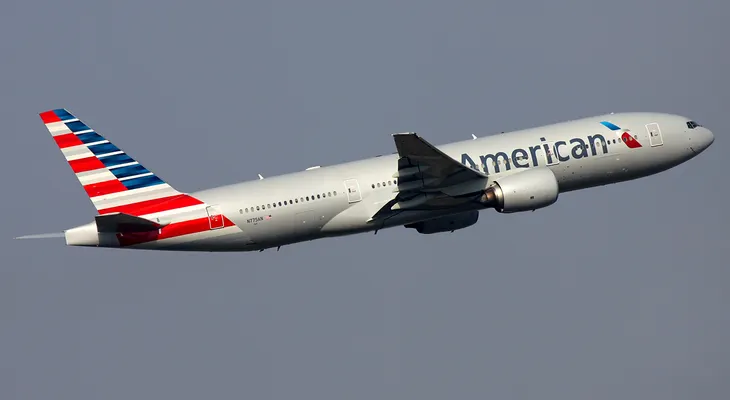 Avión de American Airlines con ruta Londres-Nueva York declara una emergencia a bordo