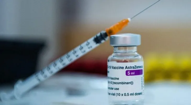 Sigue polémica con vacuna AstraZeneca; aseguran beneficios superan los riesgos 