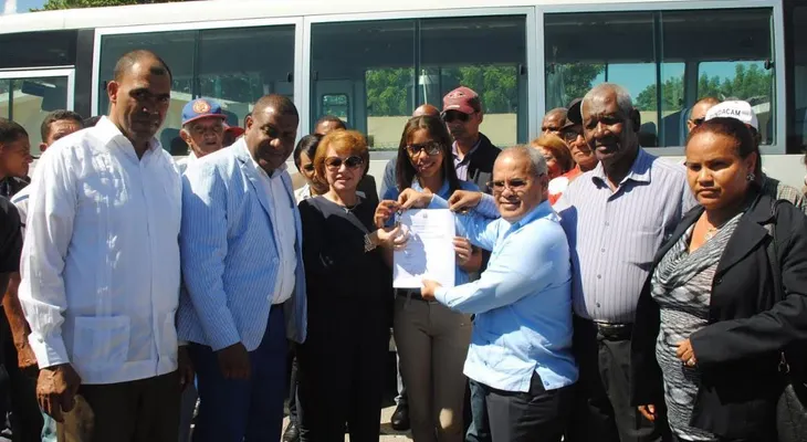 Miles de estudiantes de Azua, San Juan y Espaillat reciben modernos autobuses y ambulancias 