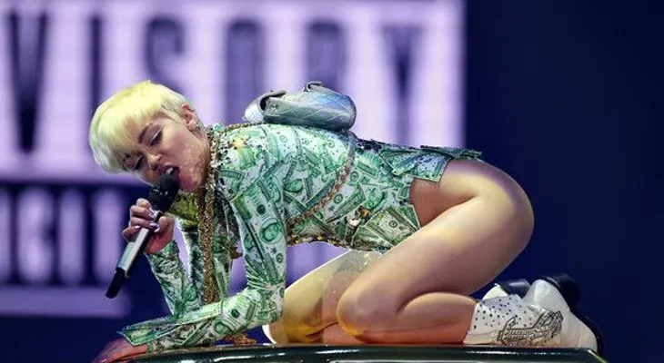 Roban carro Maserati y joyas de casa de Miley Cyrus 