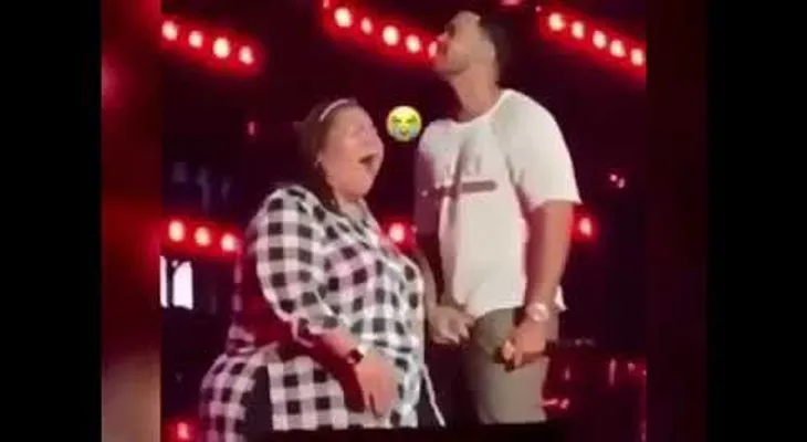 Sigue dando de que hablar video donde Romeo Santos hace que una fan le toque sus partes íntimas 