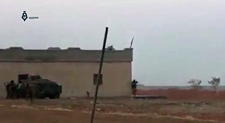 Un terrorista suicida de ISIS no supo cuándo activar un explosivo y voló por los aires