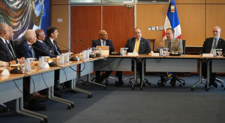 Valdez Albizu, Magín Díaz y Alejadro Fernández se reúnen con los presidentes del sector financiero para pasar revista a la economía nacional