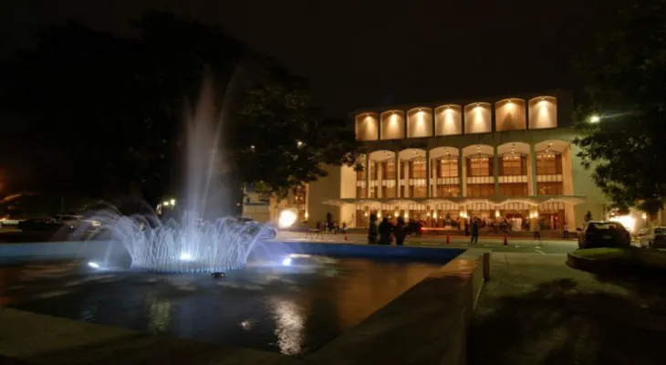 Muchos se fueron retirando de los Soberanos, dejando vacío el Teatro Nacional