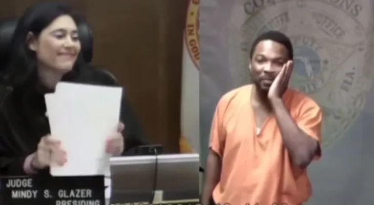 Conmovedor video de una Jueza que reconoce a su amigo acusado por robo 
