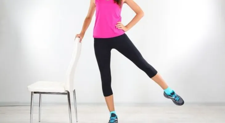 5 Ejercicios para ponerte en forma con una silla 