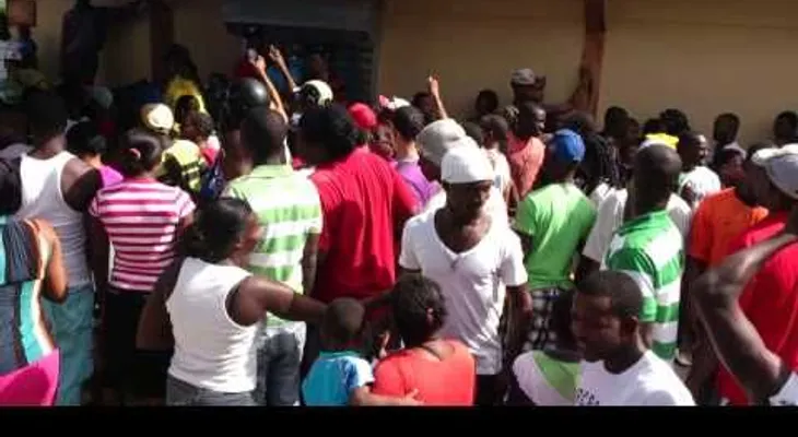 Video: Decenas de haitianos esperan "resurrección de un brujo" en Verón