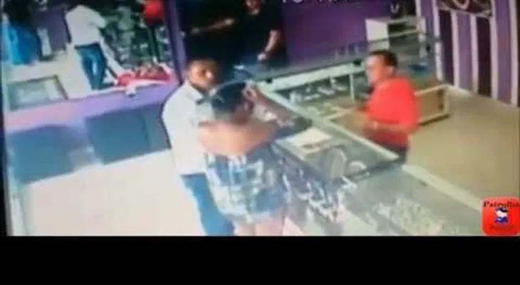 Un guardia con reflejos felinos evita un asalto a mano armada como en Hollywood