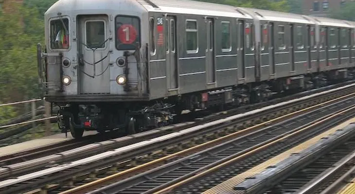 Autoridades NY instalarían cámaras en vagones trenes para combatir crimen