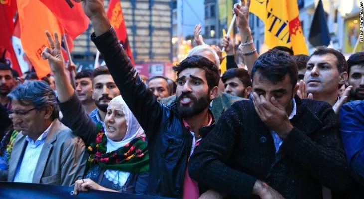 Miles marchan en repudio por el atentado contra la marcha por la paz en Ankara