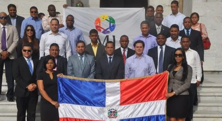 El Ministerio de la Juventud deposita ofrenda floral en el Altar de la Patria