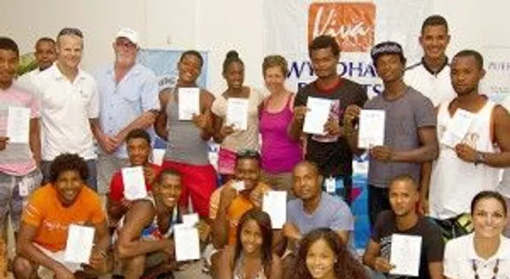Salvavidas profesionales canadienses instruyen jóvenes Costa Norte