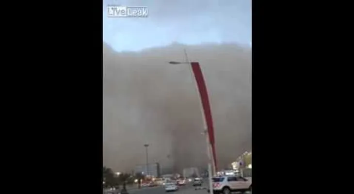 Un tsunami de polvo arrasa una localidad saudí (VIDEO)