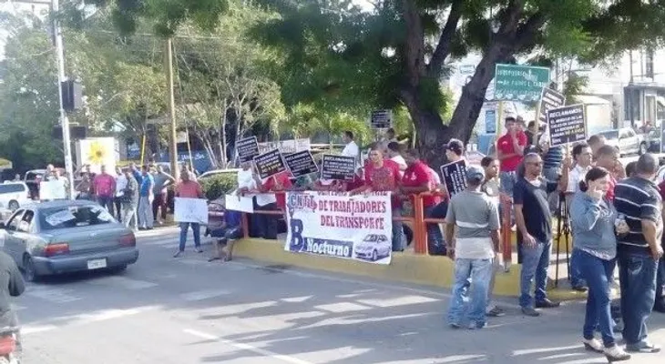 Choferes de Santiago protestan por deterioro de calles