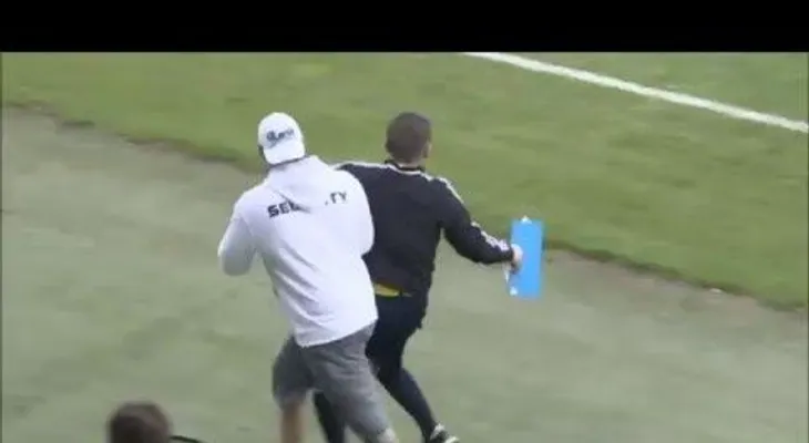 Un árbitro causa furor al presentarse borracho en pleno partido de fútbol