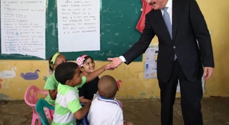 Danilo Medina entrega liceo en Sabana Perdida; hace visita sorpresa a estancia infantil