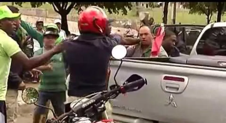 Miembro J2 encañona ex teniente coronel participaba en Marcha Verde            