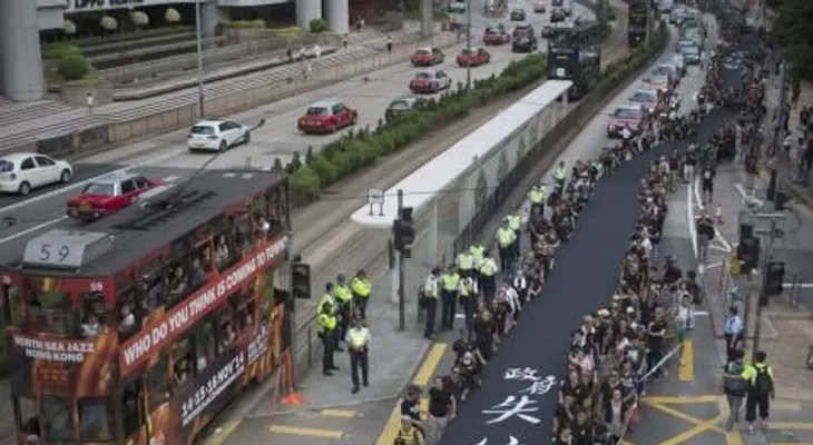 Miles de manifestantes desafían de nuevo a Pekín para pedir democracia.
