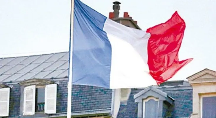 Persiguen dos hermanos por atentado de Francia