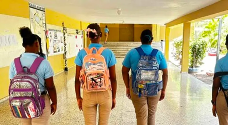 Barahona inicia año escolar 2026-2027 con mochilas transparentes por seguridad