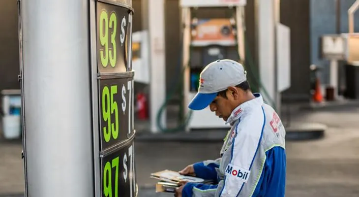 Gobierno baja 3 y 4 pesos a los precios de las gasolinas