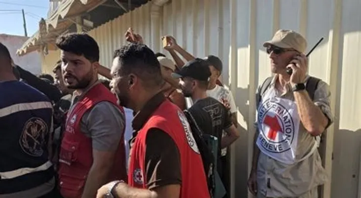Israel libera a 35 presos palestinos que llegan a Gaza para recibir atención médica