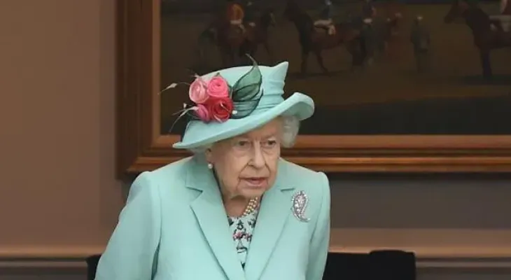 La reina Isabel II no acudió a misa y continúa su descanso