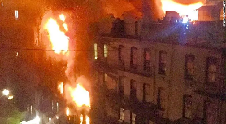 Milagro en la calle 93: bomberos de rescatan a un anciano de un incendio con una peligrosa maniobra