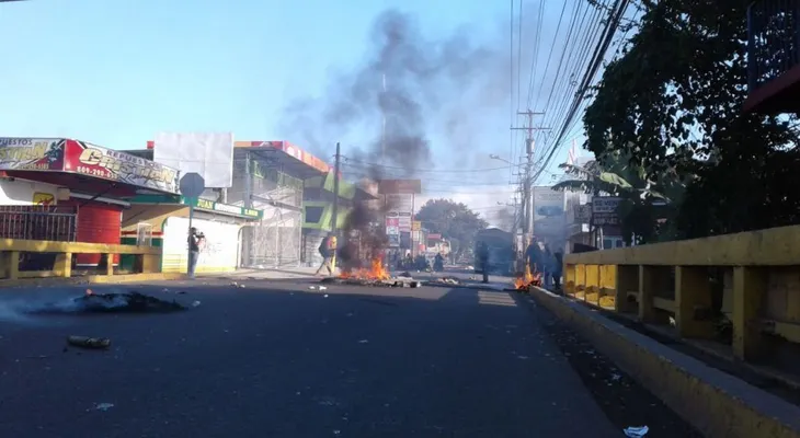 Queman neumáticos y lanzan basura a las calles en SFM en protestas por contra Marlin Martínez