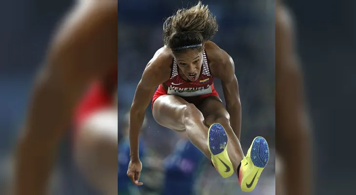 Medallista olímpica venezolana firma con el equipo atlético del Barcelona FC