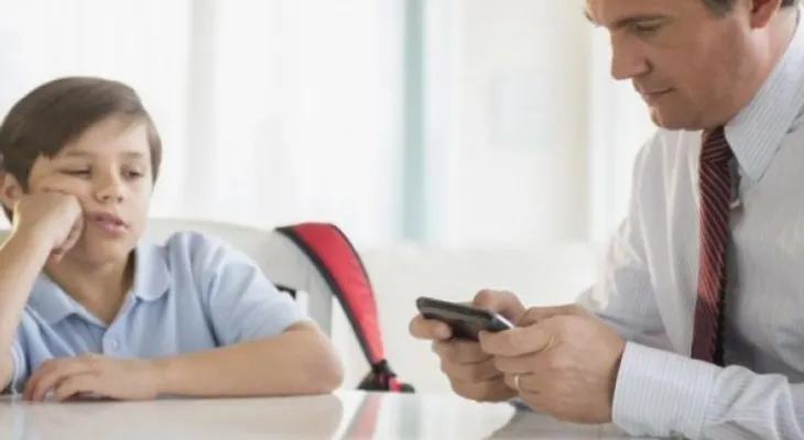 Mal comportamiento en los niños, ¿por que sus padres usan demasiado el móvil?