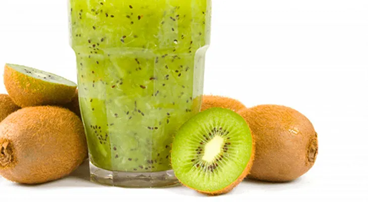 Batido de kiwi, lechuga, espinacas y miel