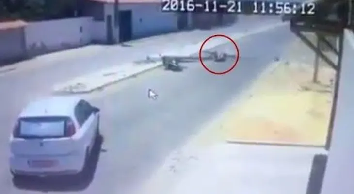 Sufre un fuerte choque, sobrevive, se levanta? y de repente le pasó lo inimaginable (VIDEO)
