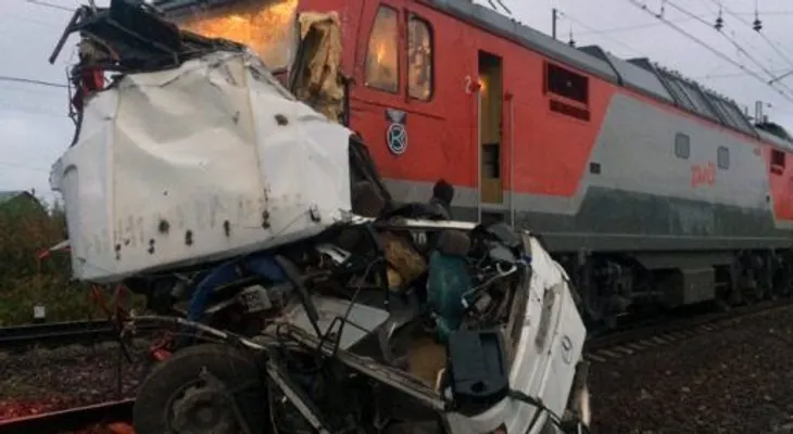  Al menos 19 muertos al ser arrollado un autobús por un tren en Rusia 