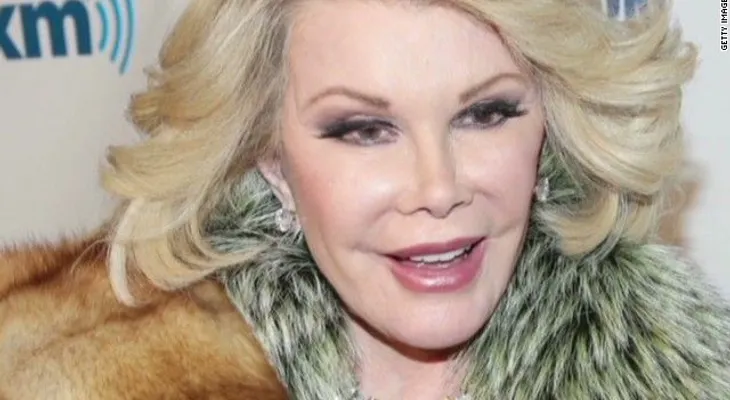 Médico de Joan Rivers se tomó una 'selfie' mientras estaba anestesiada, según fuente.