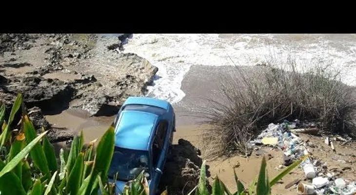 Carro se cae a costas del mar Caribe en el Malecón