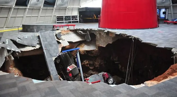 Parte del Museo Nacional Corvette tragado por la tierra. Video