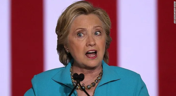 La campaña de Clinton le declara la guerra al director del FBI
