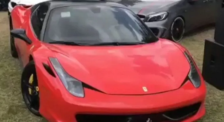 La esposa del Chapo, Emma Coronel hace alarde de su opulencia, paseándose en autos lujosos