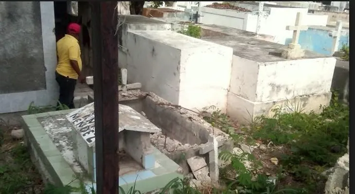 Ladrones roban puertas de hierro de tumbas en cementerio de Barahona