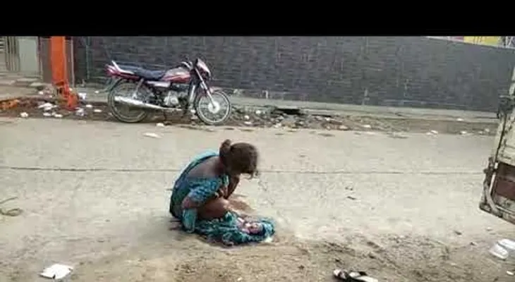 Una india de 17 años da a luz en la calle junto a un centro médico y nadie la socorre (VIDEO, 18+)