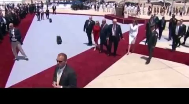 Melania le da un pequeño manotazo a Donald Trump en público cuando trató de agarrarla