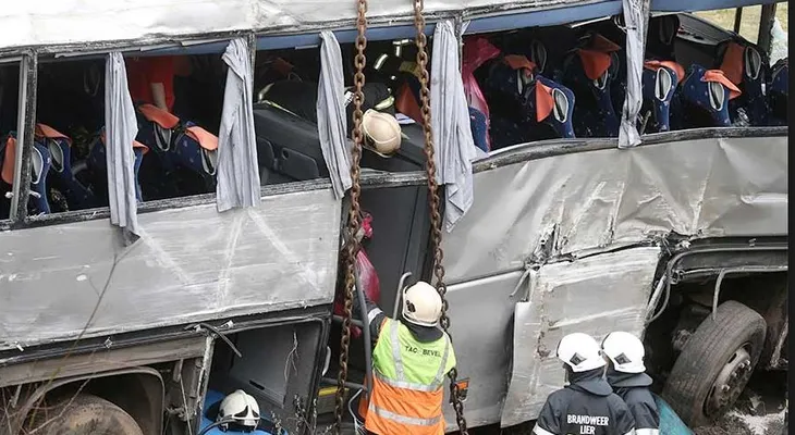 30 muertos al caer autobús a barranco en China