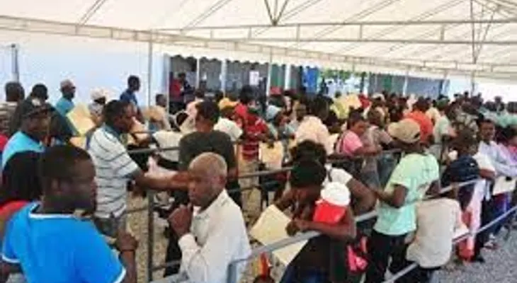 Está de acuerdo que Abinader legalice haitianos indocumentados y que vacunen los que viven en la vecina nación