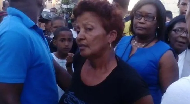 Apresan mujer captada en video golpeando a su nieta en barrio 24 de Abril