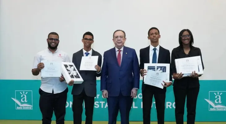 BCRD premia a ganadores de su XIII competencia académica "Economistas del Futuro"
