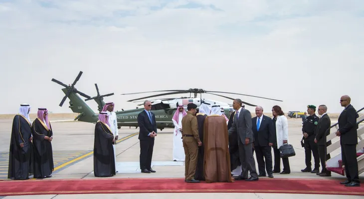 Saudíes desairan a Obama durante llegada a Riad en medio de crecientes tensiones