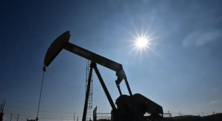 Petróleo de Texas sube 3,8 % y cierra en 103,27 dólares por tensiones con Irán y ataques hutíes
